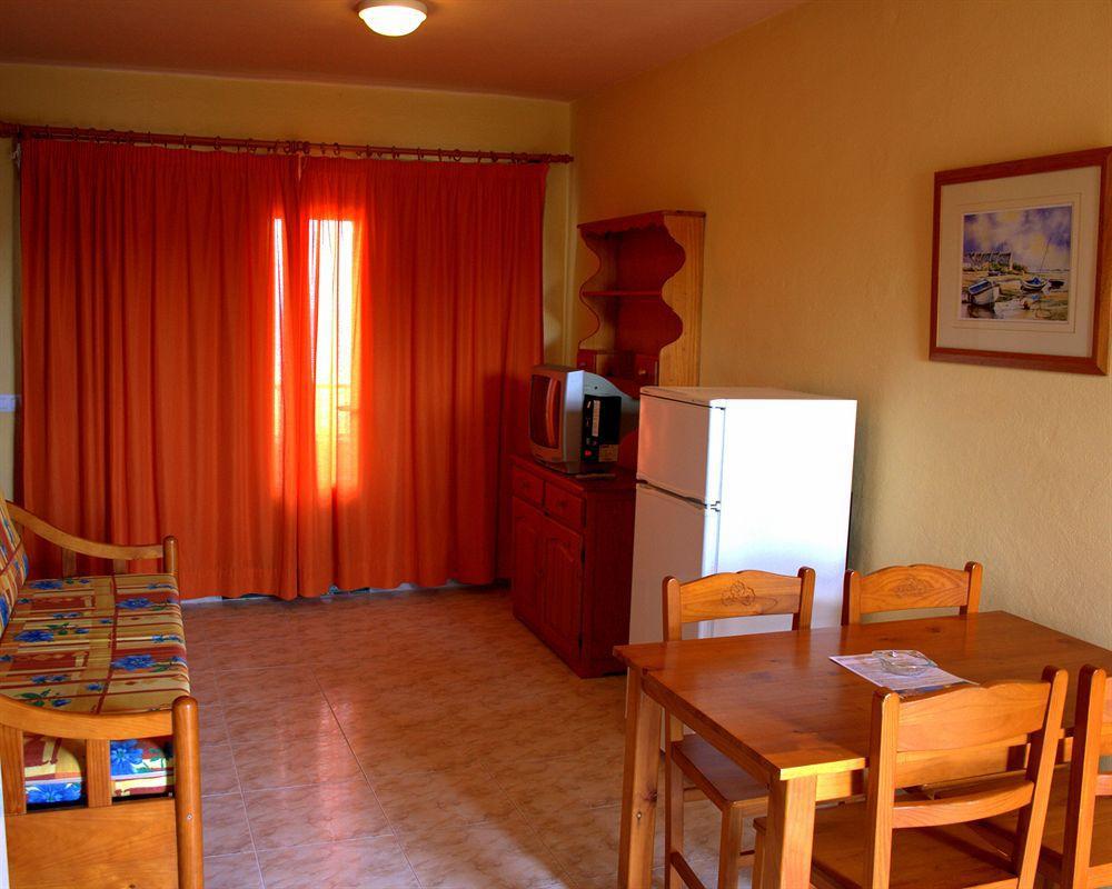 Apartamentos Moon Dreams Cabo De Banos Кала-эн-Бланес Экстерьер фото